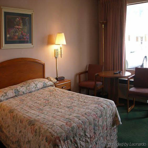 Red Roof Inn & Suites Wilkesboro Room photo